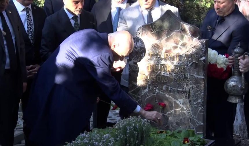 MHP lideri Bahçeli, Merhum Türkeş’in kabrini ziyaret etti