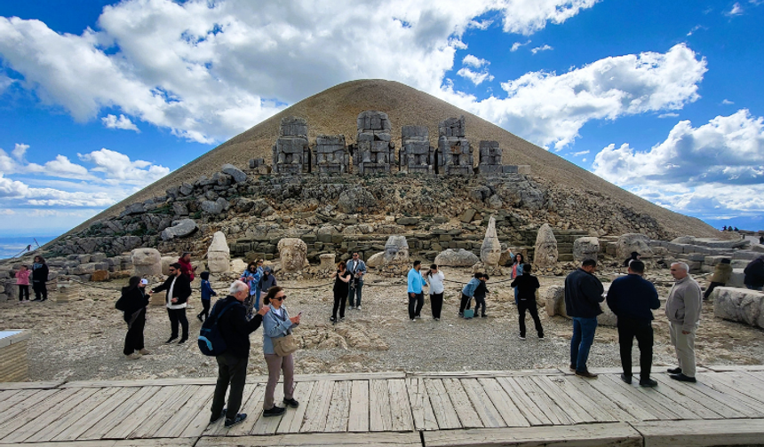 Bayram tatilinde Nemrut Dağı’na ziyaretçi akını