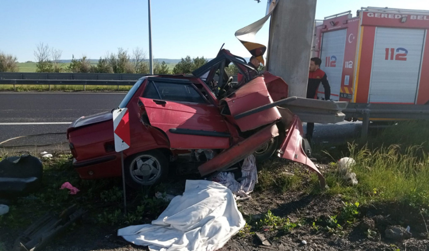 Bolu’da otomobil yön direğine saplandı: 2 ölü