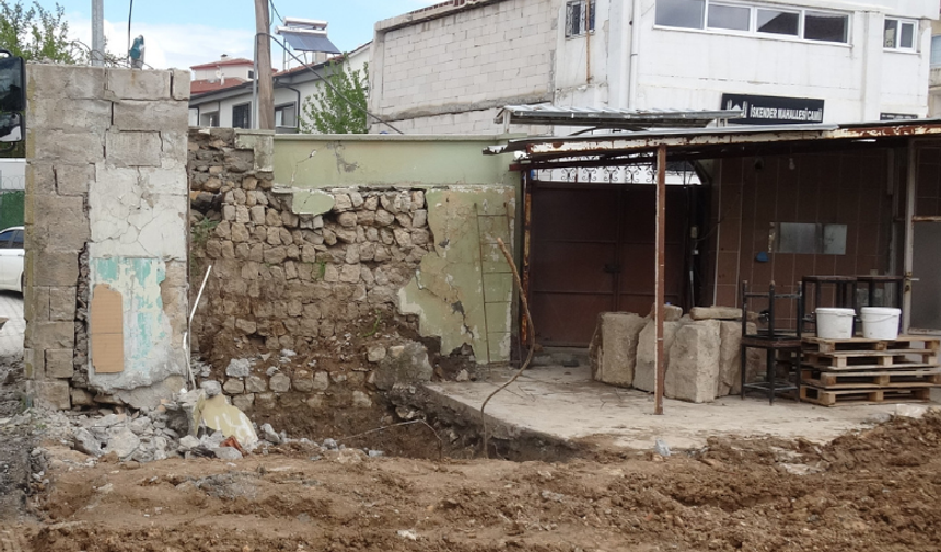 Depremde yıkılan caminin enkazında ‘altın’ ihbarı polisi harekete geçirdi