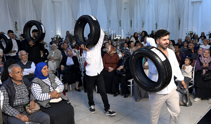 Düğünde sıra dışı takı: Damat için lastik ve motor yağı getirdiler
