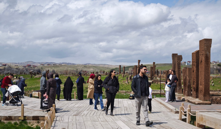 Dünyanın en büyük Türk-İslam mezarlığı Ahlat’ta ziyaretçi hareketliliği