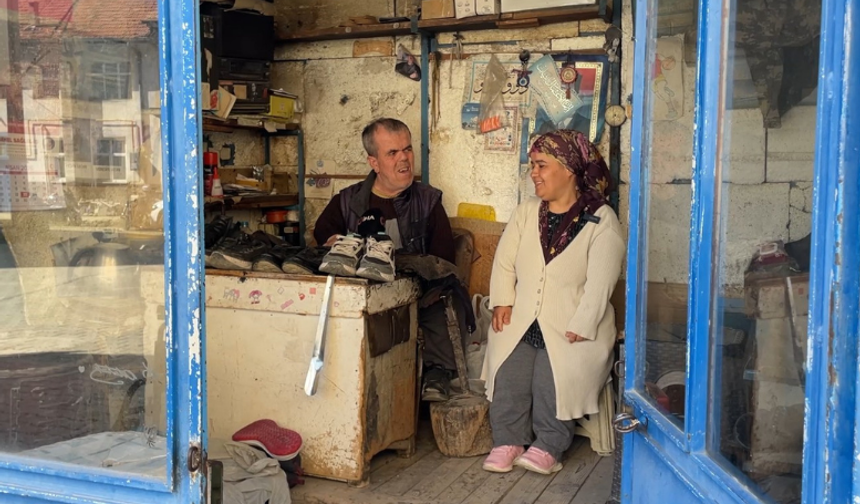 Engellerine rağmen 50 yıldır ayakkabı tamirciliği yapıyor
