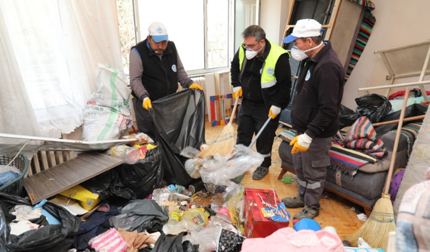 Eskişehir’de bir daireden 5 kamyon çöp çıkarıldı