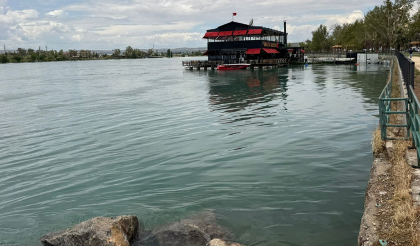 Fırat Nehri’nde korkutan manzara: Parklar ve iş yerleri sular altında