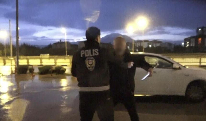 "Boşanma davam var" deyip gazetecilere saldırdı