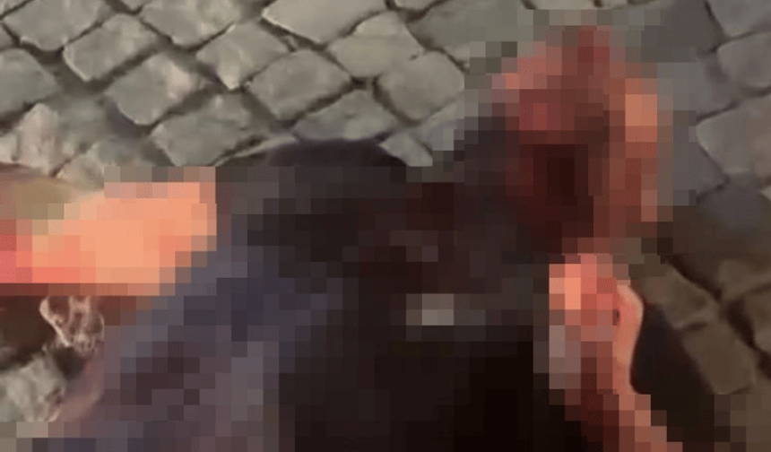 Husumetli olduğu akrabasının boğazını kesip kahvehanenin önüne attı