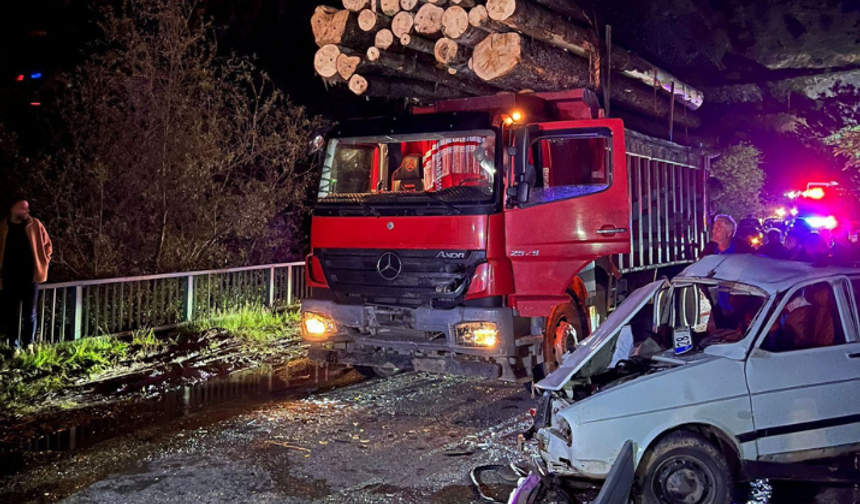 İki araç kafa kafaya çarpıştı: 2’si ağır 3 yaralı