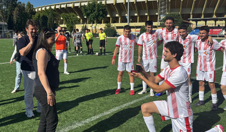 İzmir’de sahada sürpriz evlilik teklifi