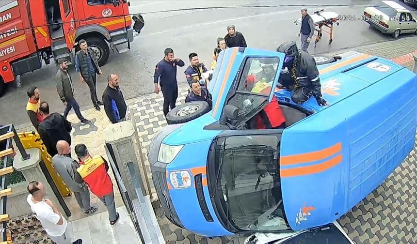 Korkutan kaza kamerada! Kargo aracı otomobilin üzerine devrildi...