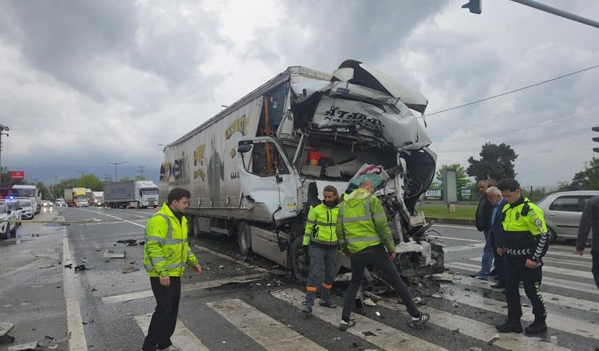 Bursa'da feci kaza! Tır tankere çarptı