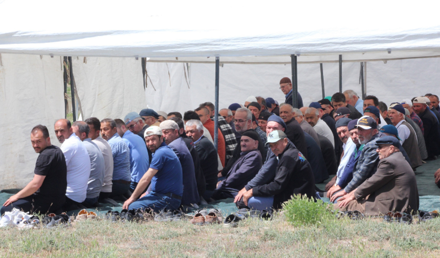 Konya Karapınar’da şükür duası: Vatandaşlar yağmur için bir araya geldi