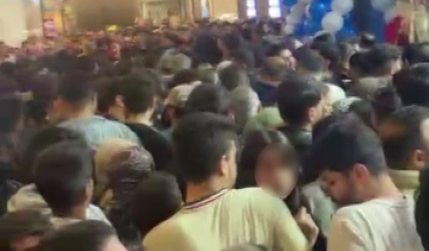 İzdiham böyle görüntülendi! Mağaza açılışı kabusa döndü