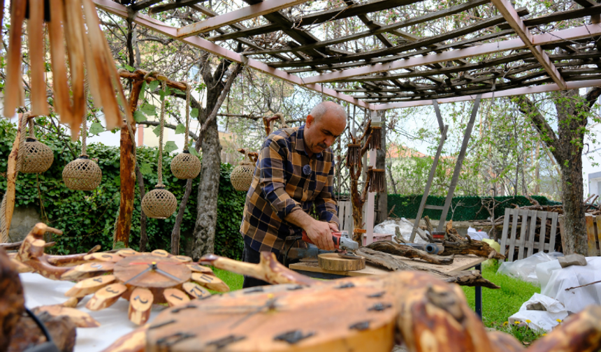 Ormandan topladığı ağaçları sanat eserine dönüştürüyor