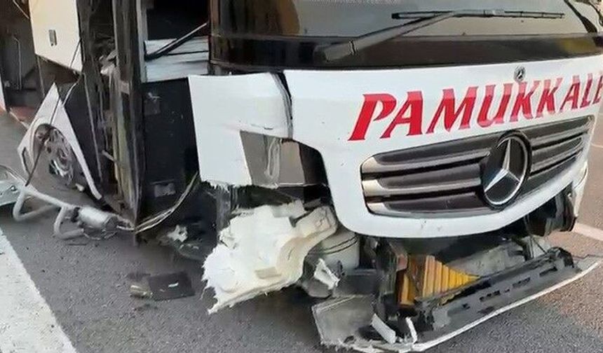 Lastiği patlayan yolcu otobüsünde can pazarı! Muavin kapıdan uçtu
