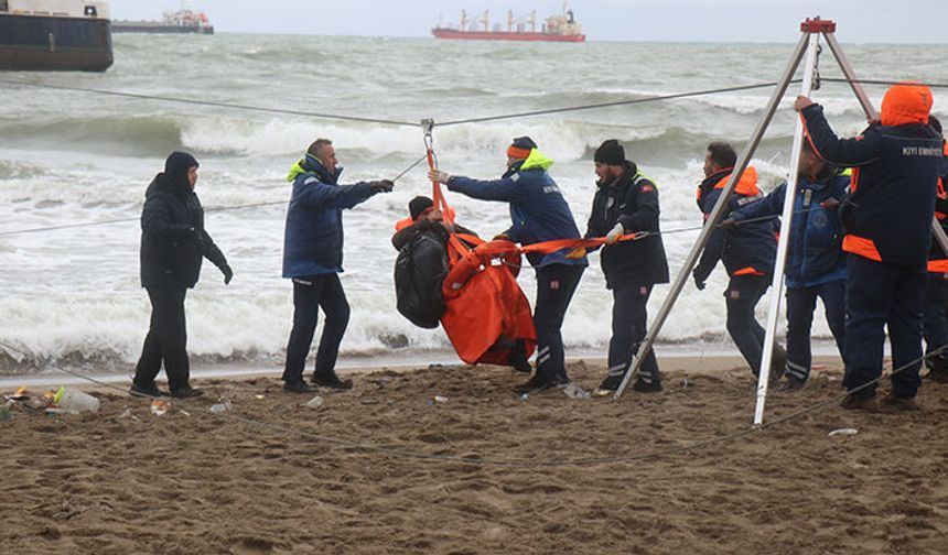 Sakarya’da karaya oturan gemideki personellerin tahliyesi tamamlandı