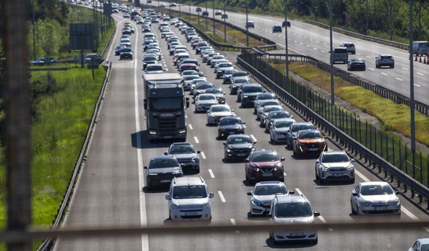 Tatilciler dönüşe geçti! Otoyol ve kara yollarında uzun yoğunluk oluştu