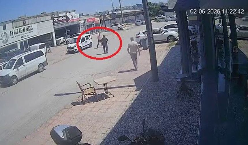 Arabayı çalmaya kalkıştı, esnaf suçüstü yakalayıp meydan dayağı attı! O anlar kamerada