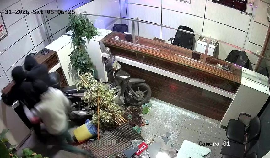 Döviz bürosuna film gibi soygun: Hırsızlar kepengi cip ile kırıp içeri girdiler! İşte o anlar...