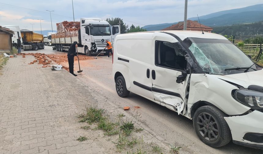 Kameralara yansıyan kaza ucuz atlatıldı: Tır, yola kayan kamyonete çarptı