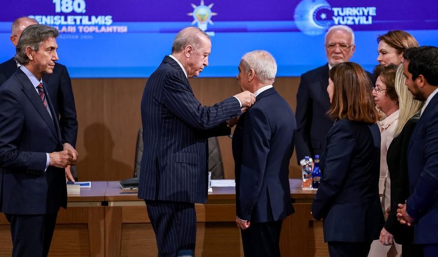 AK Parti’ye katılan Keşan Belediye Başkanı’nın rozetini Cumhurbaşkanı Erdoğan taktı