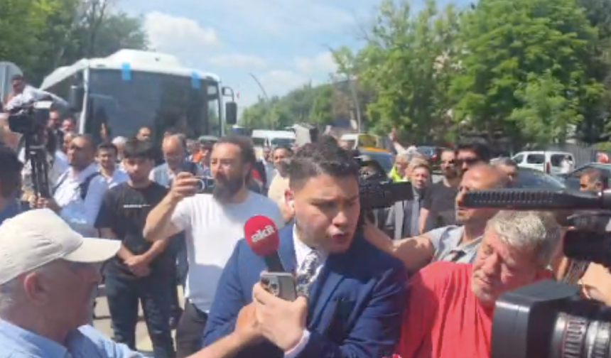 CHP'liler TBMM önünde Akit TV muhabiri ve kameramanına saldırdı