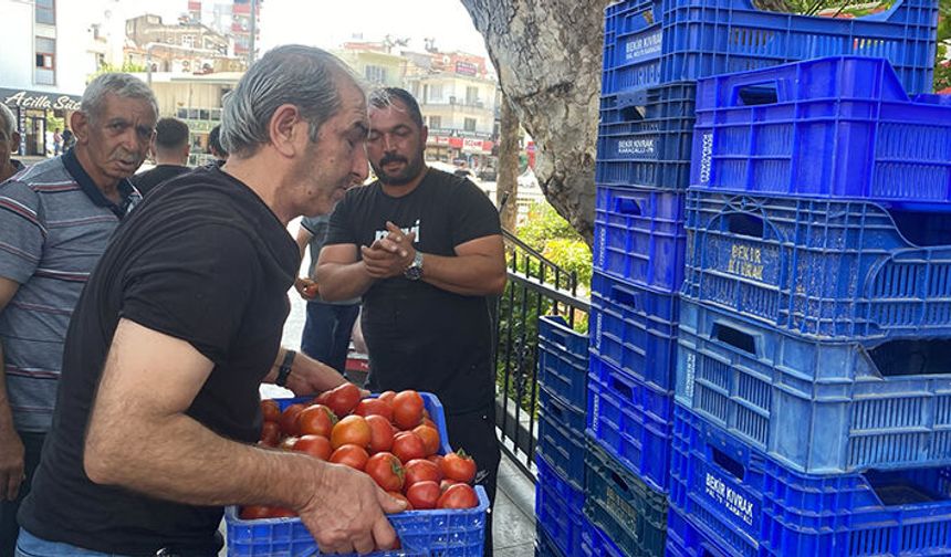 Antalya’da ilginç görüntüler! 4 ton domatesi vatandaşlara ücretsiz dağıttı