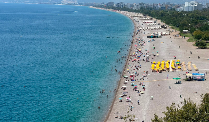 Antalya’da sıcaktan bunalanlar Konyaaltı Sahili’ne akın etti