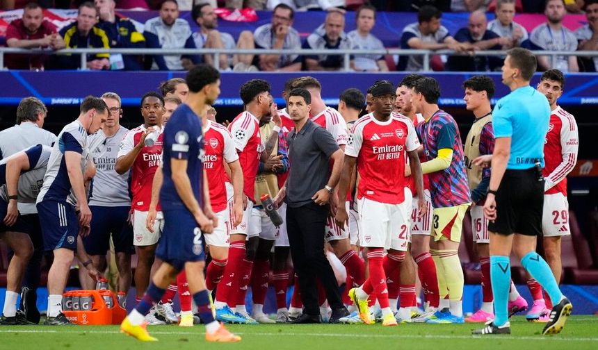 UEFA finallerinin kaybedeni Arsenal