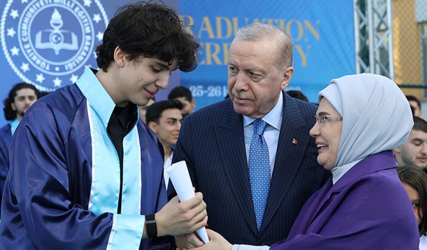 Cumhurbaşkanı Erdoğan, torunu Ömer Tayyip Erdoğan'a diplomasını verdi
