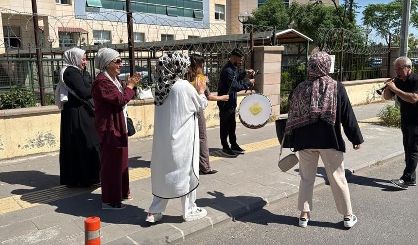 Diyarbakır'da ilginç boşanma! Halaya bağlamalı yanıt