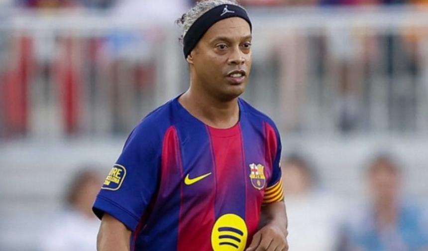 Futbolun efsanesi Ronaldinho yeniden sahalara dönüyor