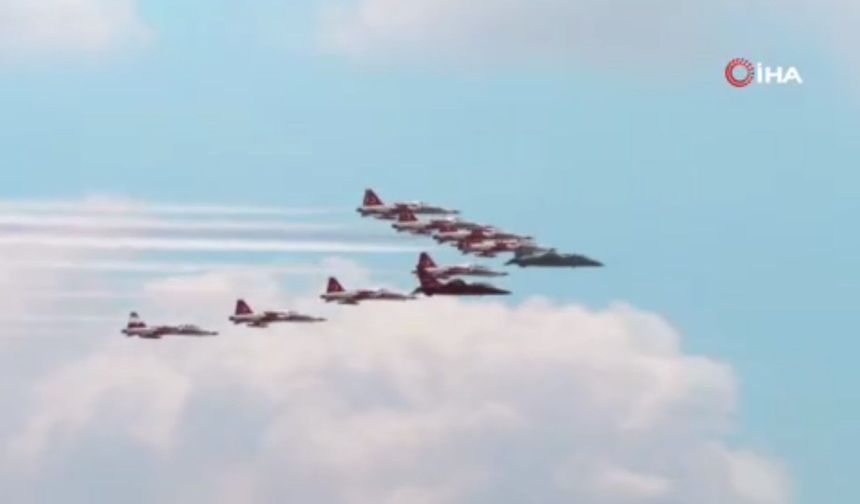 HÜRJET ve Türk Yıldızları’ndan Türk havacılık tarihinde bir ilk