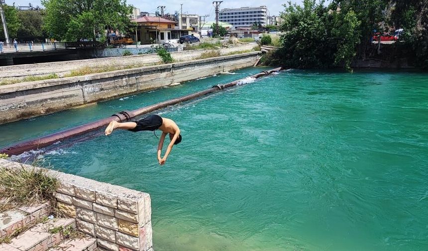 11 kişi boğuldu ama çocuklar yine de vazgeçmiyor