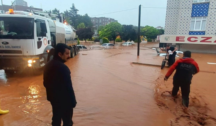 Kırşehir’de sağanak sele dönüştü: İş yerleri sular altında kaldı