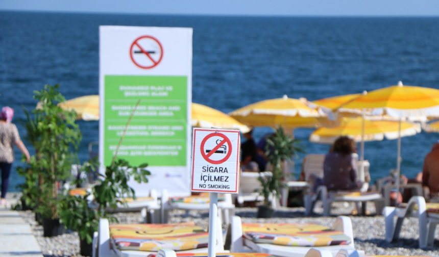 Turizm kenti Antalya'da "dumansız plajın" ilk tabelaları görüntülendi