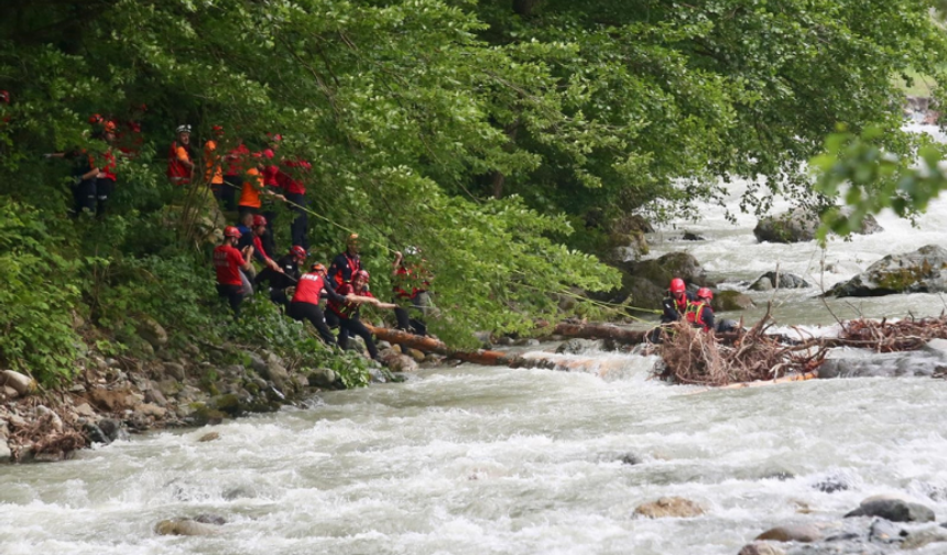 Rize’de kayıp genci arayan AFAD ekibini taşıyan bot devrildi: 1 ölü, 4 yaralı