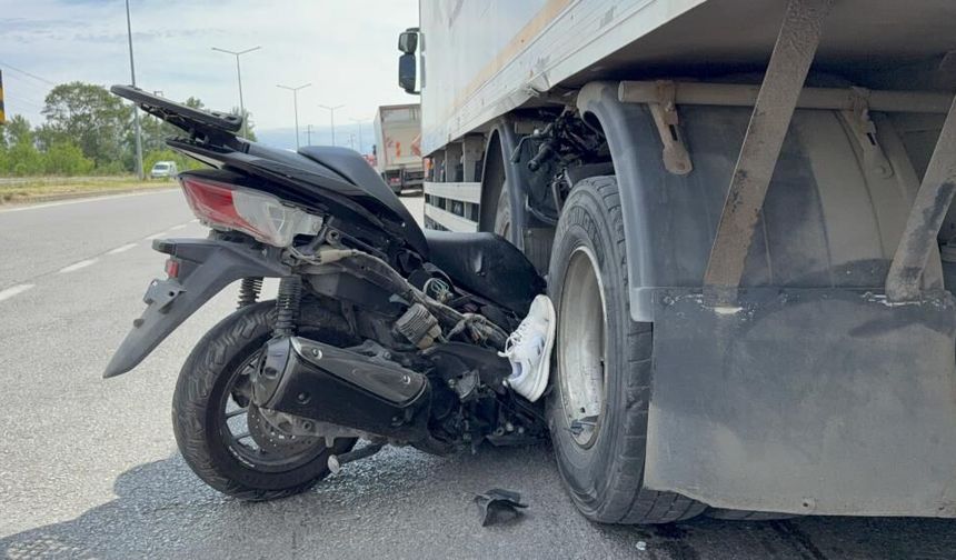 Samsun'da feci kaza! Kamyonun tekerleri arasına ok gibi saplandı