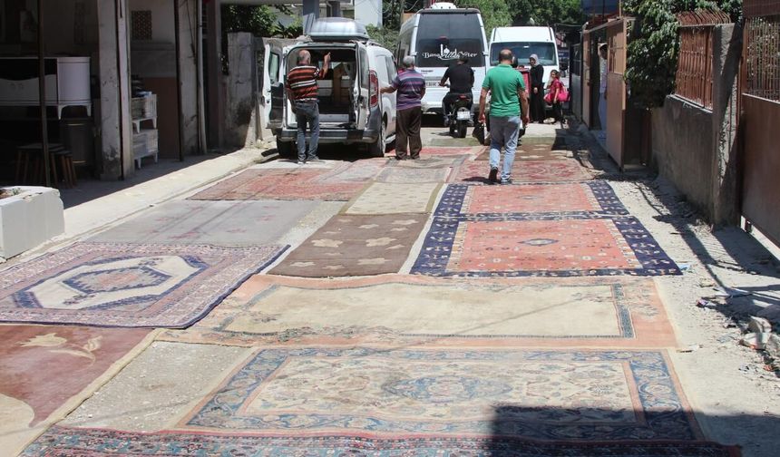 Yol yapılmayınca sokağa halı serdiler! Mahallelinin tepkisi gündem oldu