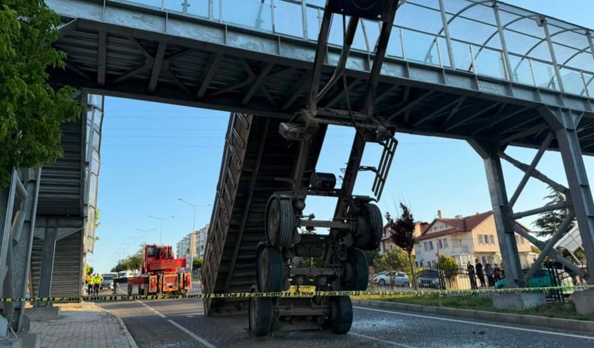 Tırın açık kalan damperi üst geçide takıldı