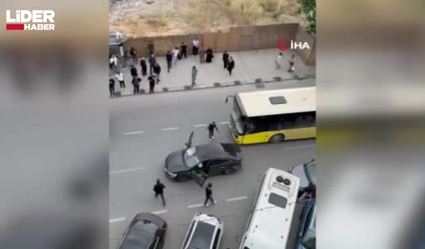 Sollama faciası! Önce otomobile sonra İETT otobüsüne çarpan sürücü sinir krizi geçirdi