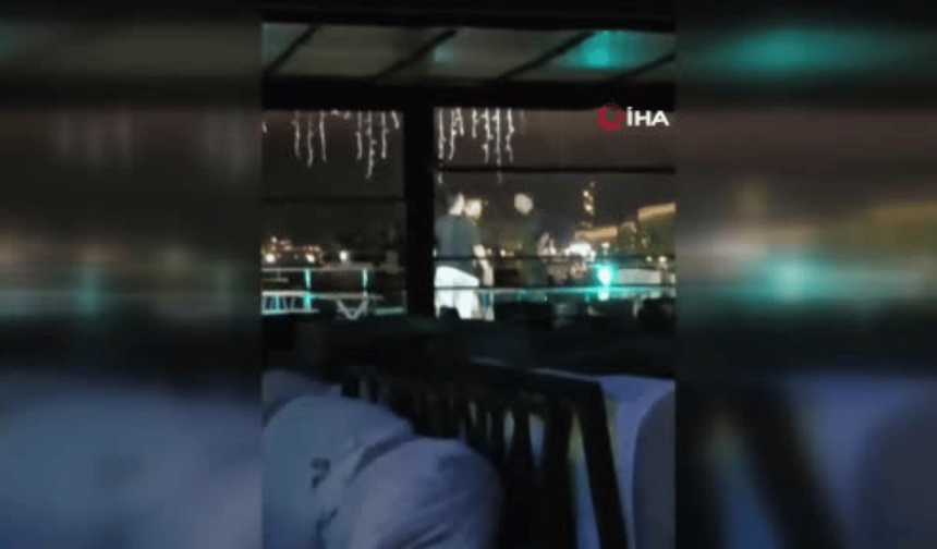 Bıçaklı kavgayı durdurmak için koltuk fırlattı! O anlar kamerada