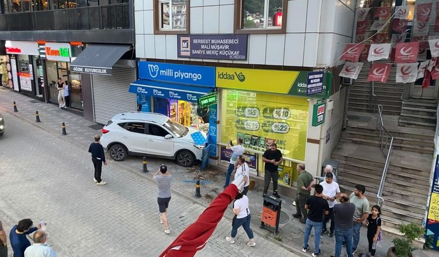 Kontrolden çıkan otomobil iş yerine daldı