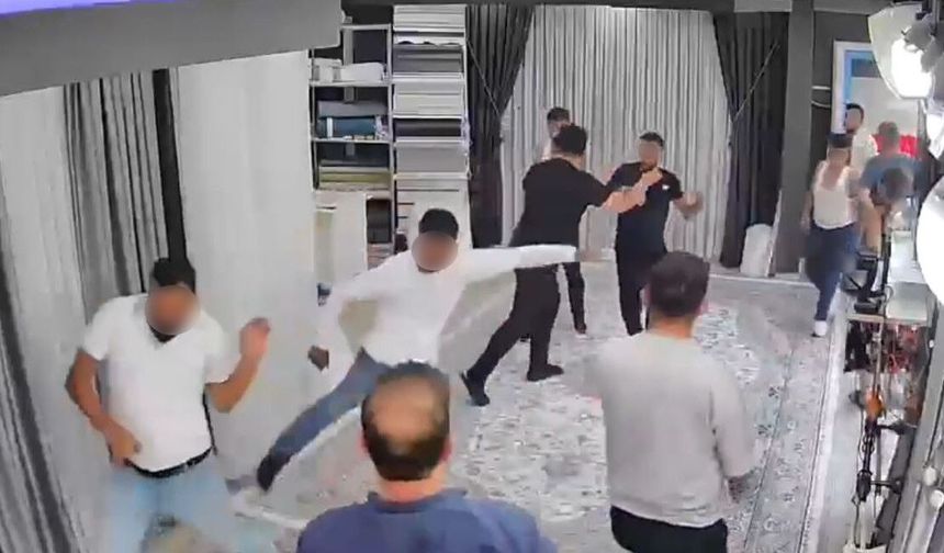 Sokak ortasında başlayan kavga işyerine taştı: Sopalar bıçaklar havada uçuştu! O anlar kamerada