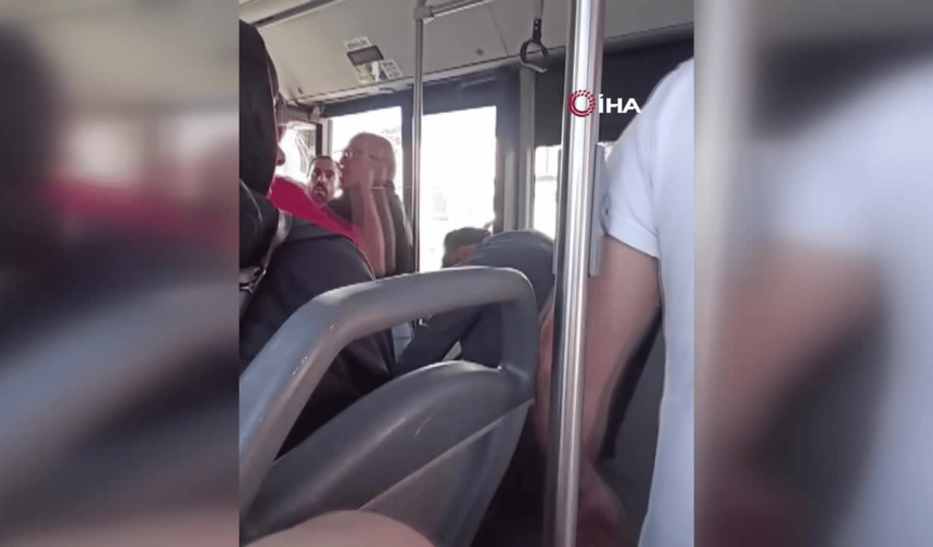 Durakta durmadığı iddia edilen İETT şoförüyle yolcu arasında tartışma çıktı: "Sefere devam etmeyeceğim"