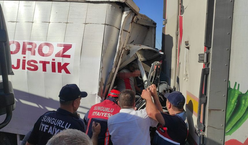 Kamyon tırla çarpıştı: 1 ölü, 1 yaralı