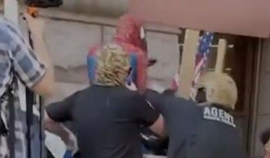 İslam karşıtı provokatöre Örümcek Adam dayağı!