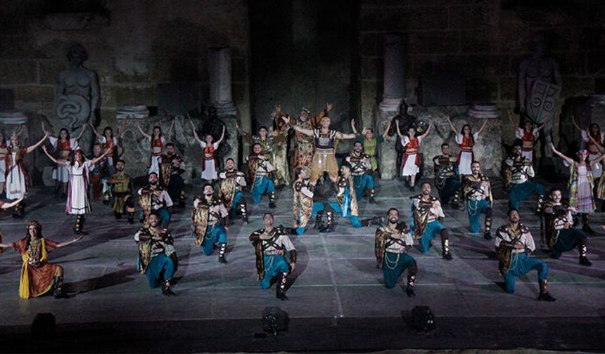Troya gösterisi Aspendos'un tarihi atmosferinde sanatseverlerle buluştu