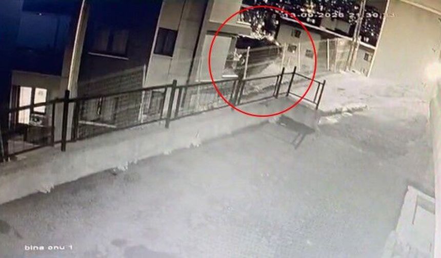 Akılalmaz kaza! Binanın üçüncü katına çarpıp bahçeye düştü