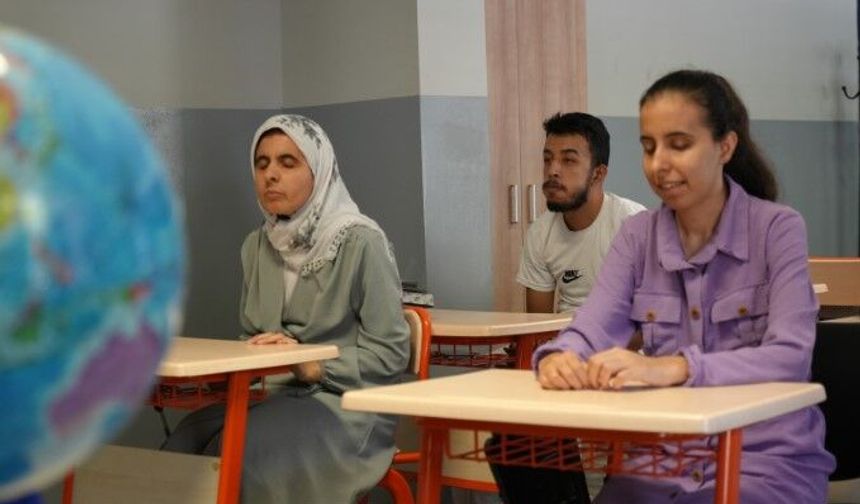Görme engelli 3 kardeş azimle üniversiteyi kazandı